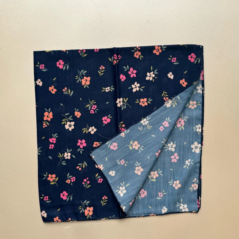 روسری نخ زنانه مدل مینی اسکارف نخی طرح گل گلی سنتی با طول و عرض 65x65 سانتی‌متر
