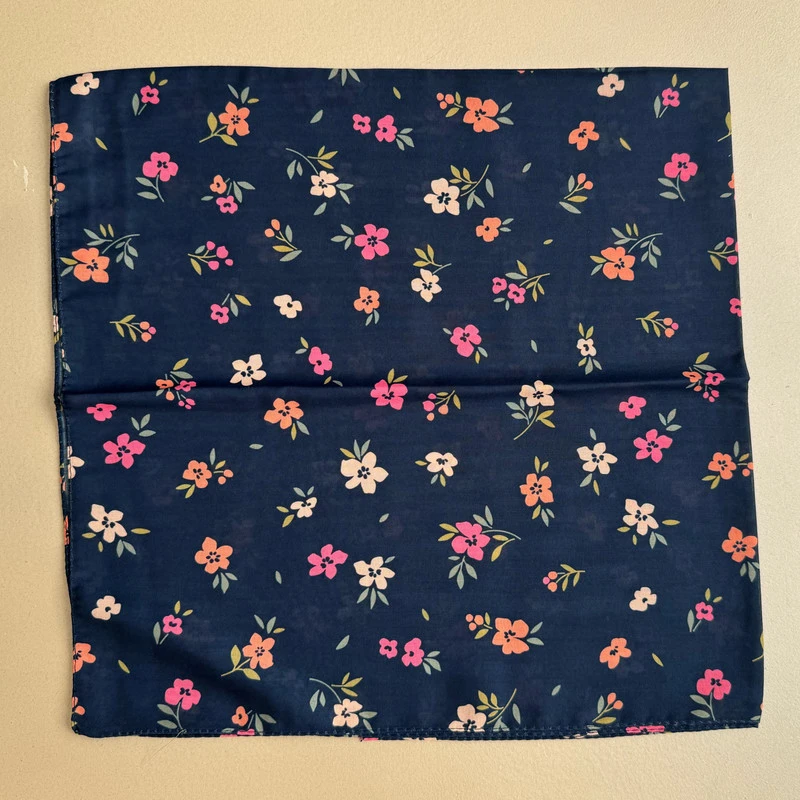 روسری نخ زنانه مدل مینی اسکارف نخی طرح گل گلی سنتی با طول و عرض 65x65 سانتی‌متر