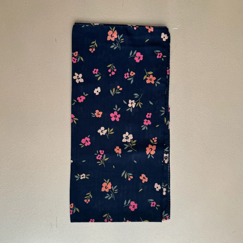 روسری نخ زنانه مدل مینی اسکارف نخی طرح گل گلی سنتی با طول و عرض 65x65 سانتی‌متر